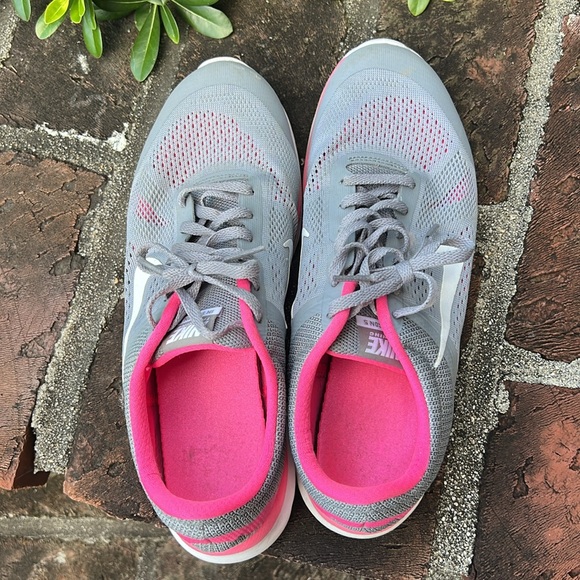 Nike training "in season 5" gray & pink sneakers Size 9 - Picture 6 of 9